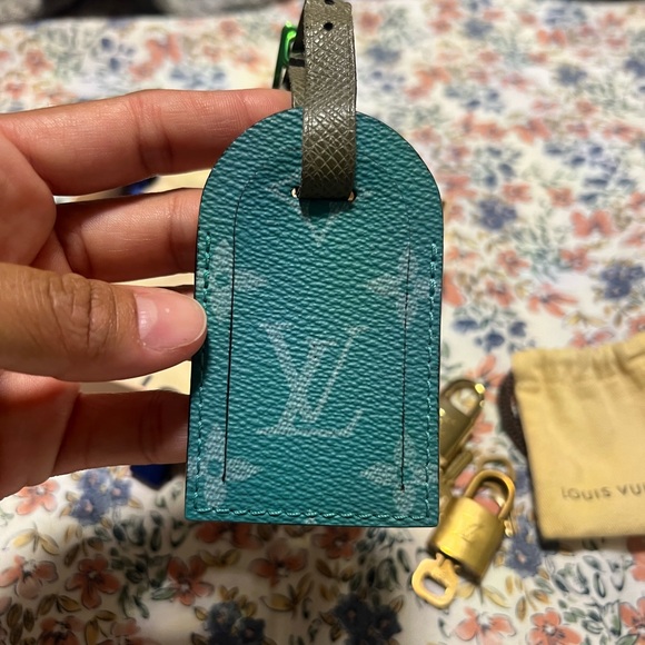 Luggage tags and set of padlocks - Picture 2 of 3